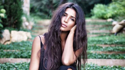 Впервые после рождения дочери Санта Димопулос похвасталась фигурой в вечернем платье