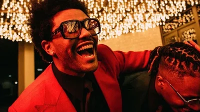 Певец The Weeknd выпустил клип, где облизывает лягушку и целует статую