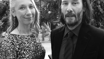 Подружка Киану Ривза отреагировала на критику относительно своей внешности