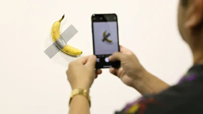 Чоловік з’їв банан вартістю $120 тисяч на арт-виставці - фрукт замінили і тепер охороняють