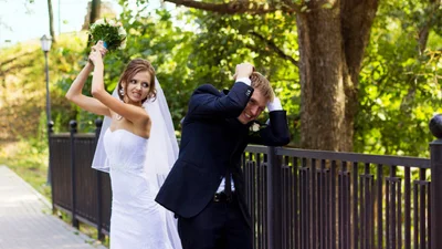 Девушка ворвалась на чужую свадьбу и набросилась на жениха – не измена, а смешной пранк