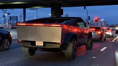 Илона Маска впервые заметили на футуристическом пикапе Cybertruck - он ехал в ресторан