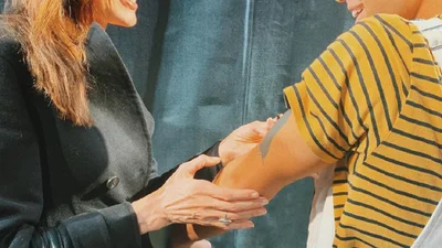 Анджелина Джоли встретилась с фанатом, который набил на теле ее лицо - она подправила тату