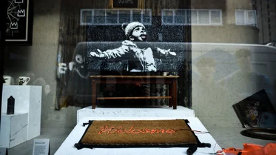 Таємничий вуличний художник Бенксі створив графіті до новорічних свят, яке торкається душі