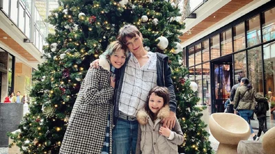 Будто три сестры: Милла Йовович поделилась праздничным фото с дочками