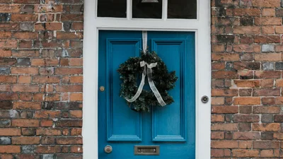 Праздничные венки на дверь: 20 стильных идей как украсить дом к Новому году