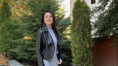 Секси-мама: Лилия Подкопаева соблазнила стройными ножками в мини