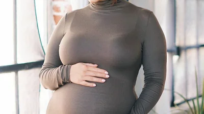 На последних неделях беременности Эшли Грэм удивила растяжкой и тем, насколько поправилась