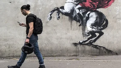 Загадочного Бэнкси никогда не арестовывали, хотя могли - его фотограф рассказывает почему