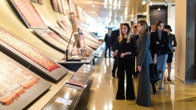 Як стильно носити ремінь: Олена Зеленська приміряла один з головних трендів року