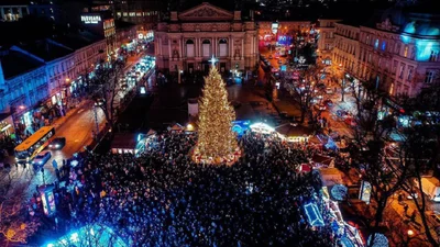 У Львові відкрили головну ялинку, і ось як виглядає новорічна красуня