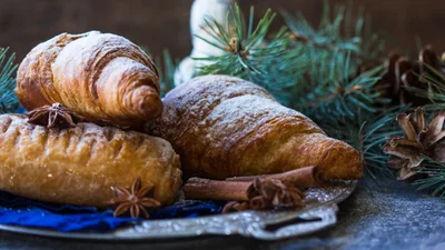 В Украине выложили гигантскую елку из круассанов, и установили этим рекорд