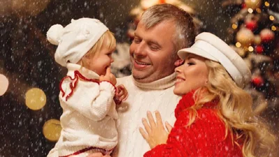 Юлія Думанська разом з чоловіком та донечкою знялась в розкішній святковій фотосесії