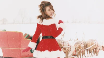 Мэрайя Кэри выпустила клип к 25-летию культовой песни "All I Want for Christmas Is You"