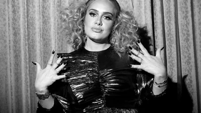 Все обсуждают рождественские фото похудевшей Адель, на которых ее не узнать