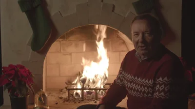 Кевин Спейси после года молчания выпустил провокационное рождественское поздравление