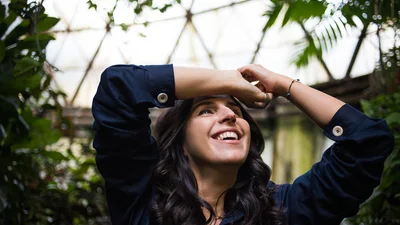 Джамала повторила свое детское новогоднее фото через 32 года