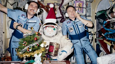 Космонавты NASA показали, как празднуют Рождество в невесомости