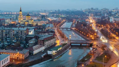 У Харкові склали нереально красиву ялинку з автомобілів, і ти маєш це побачити