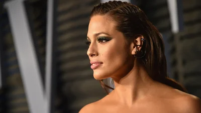 Вагітна пишка Ешлі Грем поділилася новими фото, на яких позує абсолютно гола