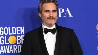 Вот почему Хоакин Феникс будет носить одинаковый смокинг на красные дорожки