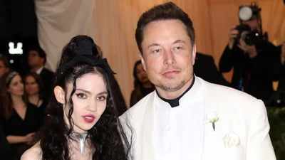 Возлюбленная Илона Маска намекнула на беременность провокационным фото