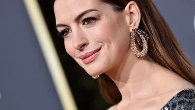 Энн Хэтэуэй впервые после родов вышла на публику – она неотразима