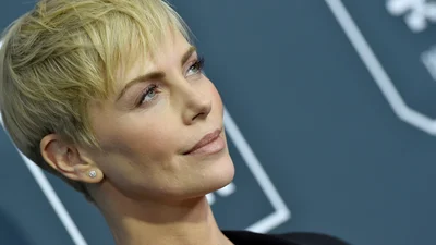 44-летняя Шарлиз Терон не стесняется носить декольте "до пупка"