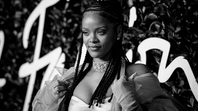 Хтива Ріанна вивалила груди в крихітній білизні й показала пухкеньку фігуру