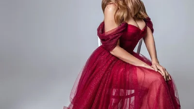 Спокусниця Тіна Кароль засвітила пишні груди, але забула про спідню білизну