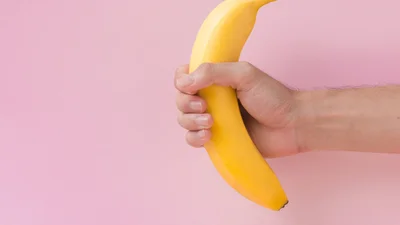В Запорожье ребята голышом сходили в магазин по бананы