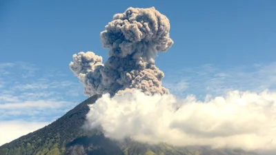 Тільки подивися на ці вражаючі фото палаючого вулкана на Філіппінах