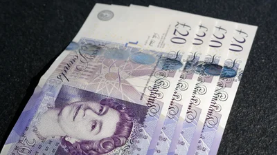 В Британии нашли людей, которые подбрасывали деньги на улицы села