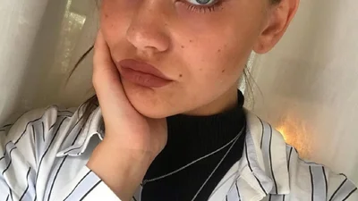 Дівчина, яка відростила моноброву, стала Instagram-сенсацією