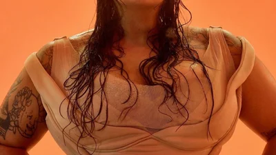 Солістка гурту KAZKA показала пишні форми в купальнику і засвітила соски