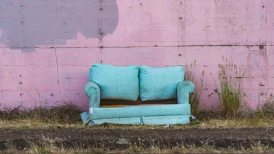 Чоловік купив старий диван і неочікувано став багатієм