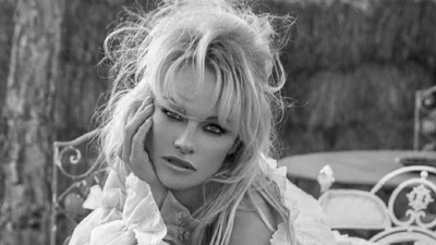 Любовь, которая длится 35 лет: Памела Андерсон в пятый раз вышла замуж