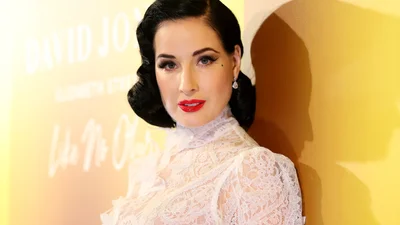 Бурлеск-діва Діта фон Тіз вразила екстравагантною сукнею з ременів