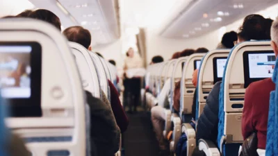 Странная поза девушки в самолете рассмешила и пассажиров, и интернет