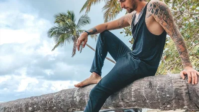 DANTES - Более или Менее: новий хіт коханого Дорофєєвої про чоловічі страждання й сльози