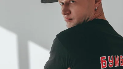 Хливнюк заявив, що написав "Вахтерам" після того, як його не впустили вахтерші до дівчини