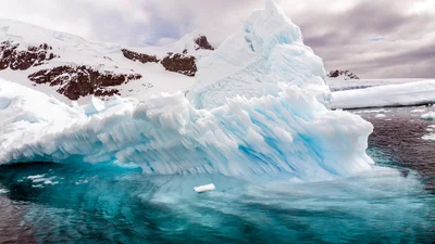 В сторону Атлантики плывет крупнейший в мире айсберг