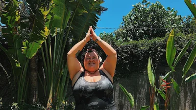 Бодипозитив в деле: alyona alyona показала свою гибкость в купальнике