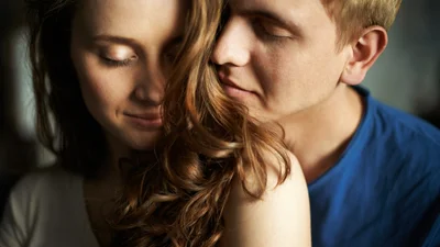 Науковці кажуть, що запах коханої людини може впливати на твій сон, і ось як