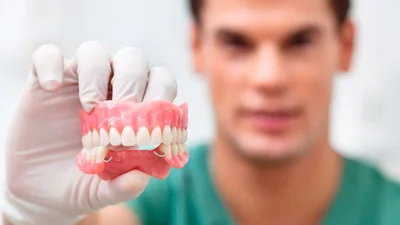 Дизайнер создает аксессуары с зубами, и от них мурашки идут по коже