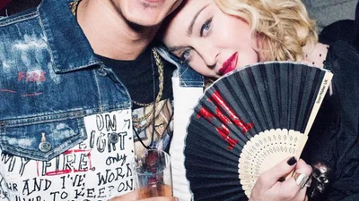 Мадонна вкусно поцеловалась со своим 26-летним бойфрендом (фото)