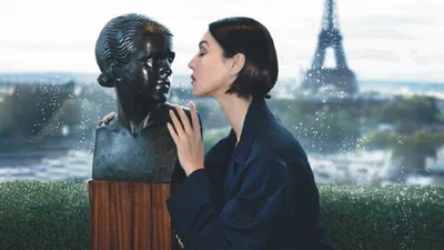 55-летняя Моника Беллуччи засветила стройные ножки в соблазнительном мини