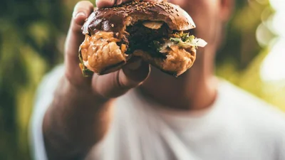 Ход конем: Зачем Burger King показал в рекламе заплесневелый бургер