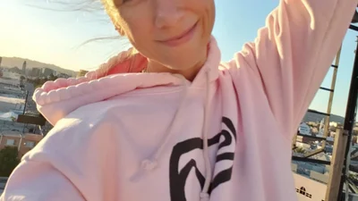 Смелая 47-летняя избранница Киану Ривза пришла на вечеринку без макияжа