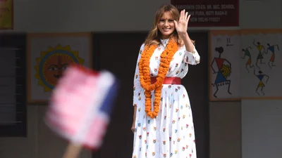 Образ дня: Мелания Трамп выбрала элегантное малиновое платье для визита в Индию